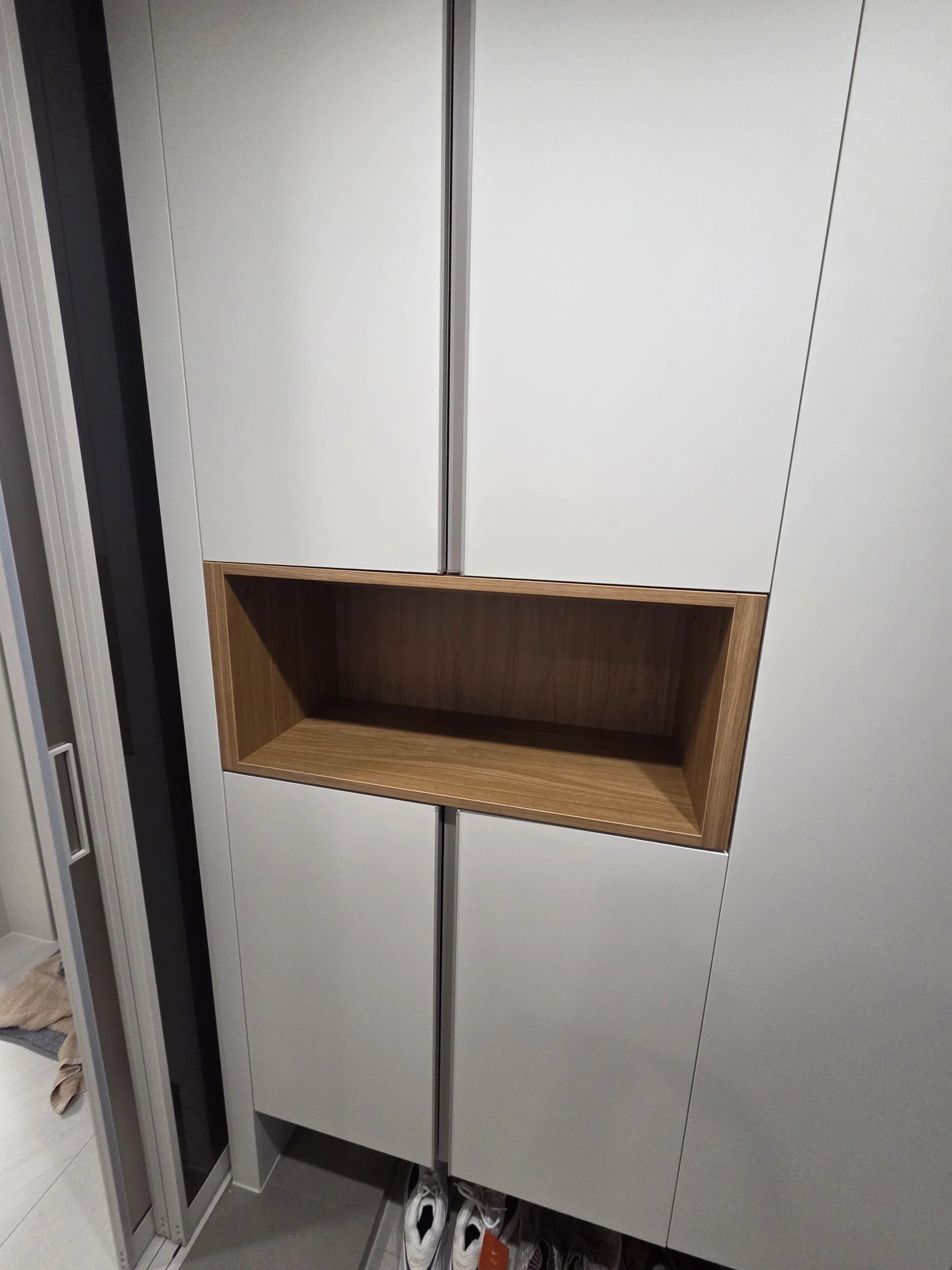 화성 반송동 현관신발장리폼 화이트 도어와 우드 오픈 진열장